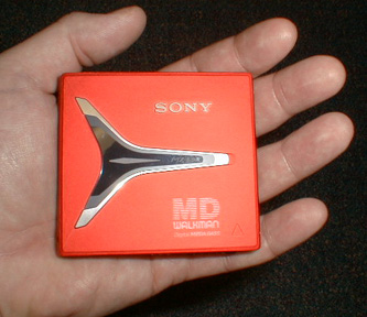 Sony MZ-E90 in hand